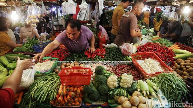 Menjelang Ramadan, Pasar Koja Baru di Jakarta Utara ramai dikunjungi warga, Senin (11/3/2024). Warga berburu berbagai kebutuhan untuk keperluan buka puasa dan sahur esok hari.