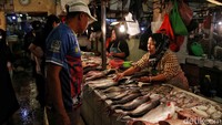 Ada juga yang berbelanja ikan.  