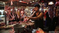 Pedagang daging melayani pembeli. Di pasar ini, daging sapi dijual Rp 140 ribu/kg.  