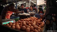 Warga mengantre untuk membeli telur. Di pasar ini, telur dijual Rp 30 ribu/kg.  