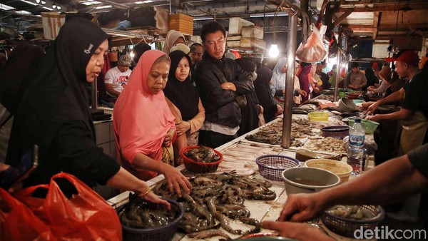 Ramainya Pasar Koja Baru Sehari Jelang Ramadan