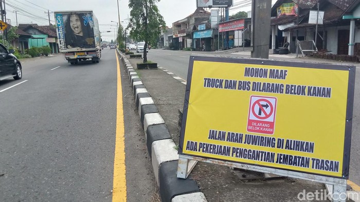 Rambu larangan dipasang di Jalan Jogja-Solo, Kepoh, Kecamatan Delanggu, Klaten.