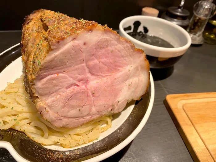 Ramen daging babi panggang berukuran jumbo