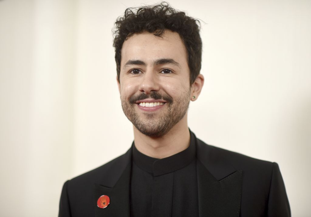 Ramy Youssef tiba di Piala Oscar 2024 pada Minggu, (10/3/2024), di Teater Dolby di Los Angeles. (Photo by Richard Shotwell/Invision/AP)