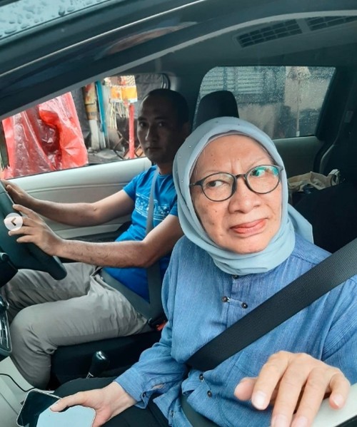 Ratna Sarumpaet berkeliaran naik mobil di Jalan Pantai Berawa Nomor 93, Tibubeneng, Badung, Bali, saat Hari Raya Nyepi berlangsung, Senin (11/3/2024). (Tangkapan layar)