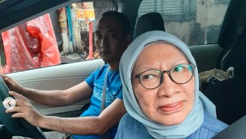 Ratna Sarumpaet berkeliaran naik mobil di Jalan Pantai Berawa Nomor 93, Tibubeneng, Badung, Bali, saat Hari Raya Nyepi berlangsung, Senin (11/3/2024). (Tangkapan layar)