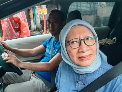 Ratna Sarumpaet berkeliaran naik mobil di Jalan Pantai Berawa Nomor 93, Tibubeneng, Badung, Bali, saat Hari Raya Nyepi berlangsung, Senin (11/3/2024). (Tangkapan layar)