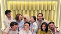 Dekat dengan Prilly Latuconsina, Reza sempat rayakan lebaran hari kedua di rumah Prilly dengan rekan sesama artis lainnya. Foto: Site/Instagram