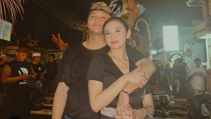 Penyanyi Rizky Febian dan Mahalini saat mengikuti pawai ogoh-ogoh.