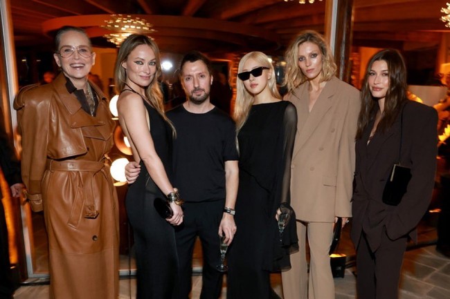 Penggemar tak kalah heboh menyorot fotonya bersama Hailey Bieber, Anja Rubik, Sharon Stone, Olivia Wilde, dan Creative Director Saint Laurent Anthony Vaccarello. Foto: Instagram