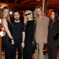 Penggemar tak kalah heboh menyorot fotonya bersama Hailey Bieber, Anja Rubik, Sharon Stone, Olivia Wilde, dan Creative Director Saint Laurent Anthony Vaccarello. Foto: Instagram