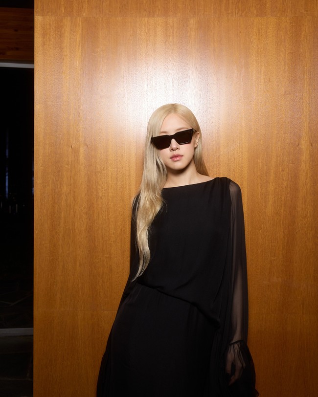 Kacamata yang dikenakan Rose BLACKPINK auto sold out diburu penggemar. Koleksi ‘SL 461 BETTY’ diketahui bernilai $460 atau Rp 7,1 jutaan. Foto: Instagram