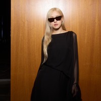 Kacamata yang dikenakan Rose BLACKPINK auto sold out diburu penggemar. Koleksi ‘SL 461 BETTY’ diketahui bernilai $460 atau Rp 7,1 jutaan. Foto: Instagram