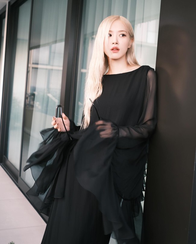 Sementara itu, Rose BLACKPINK dikabarkan akan segera merilis lagu baru. Di hari ulang tahunnya, Minggu (11/2/2024), dia juga membagikan cuplikan dari lagu ‘Vampirehollie’ yang berdurasi 20 detik. Foto: Instagram