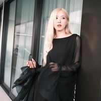 Sementara itu, Rose BLACKPINK dikabarkan akan segera merilis lagu baru. Di hari ulang tahunnya, Minggu (11/2/2024), dia juga membagikan cuplikan dari lagu ‘Vampirehollie’ yang berdurasi 20 detik. Foto: Instagram