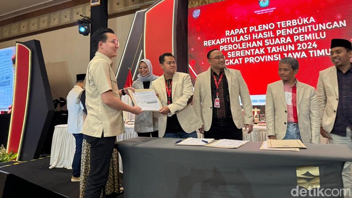 Saksi Gerindra menerima berita acara usai pleno rekapitulasi KPU Jatim