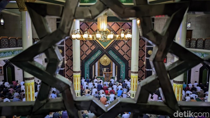 Salat tarawih perdana di Masjid Agung Ciamis.