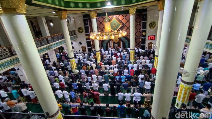 Salat tarawih perdana di Masjid Agung Ciamis.