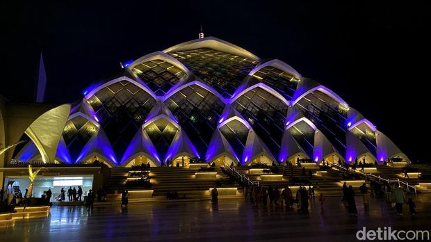 Salat tarawih perdana di Masjid Al Jabbar Bandung.