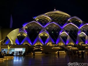 Di Balik Kemegahan Masjid Al Jabbar Tersimpan Utang Miliaran
