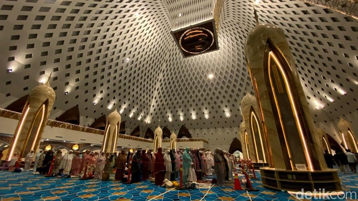 Salat tarawih perdana di Masjid Al Jabbar Bandung.