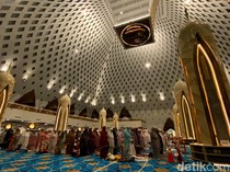 Niat Sholat Tarawih 11 Rakaat Sendiri dan Berjamaah dengan Artinya