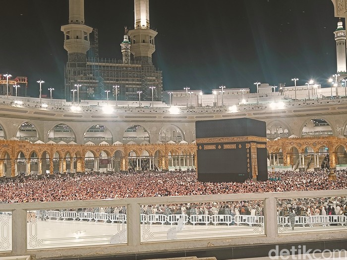Salat Tarawih Perdana di Masjidil Haram