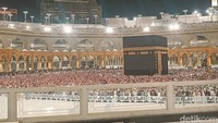 Salat Tarawih di pelataran Kabah berlangsung sebanyak 13 rakaat yang dibagi sepuluh rakaat Tarawih dengan setiap 2 rakaat salam dan tiga rakaat witir plus qunut. Bacaan ayat Al-Quran di sepuluh rakaat Tarawih adalah juz pertama yakni surah Al Baqarah. Namun, tidak sampai habis dan akan terus bersambung sampai khatam Al-Quran di Tarawih terakhir nanti (Foto: Afif Farhan/detikcom)