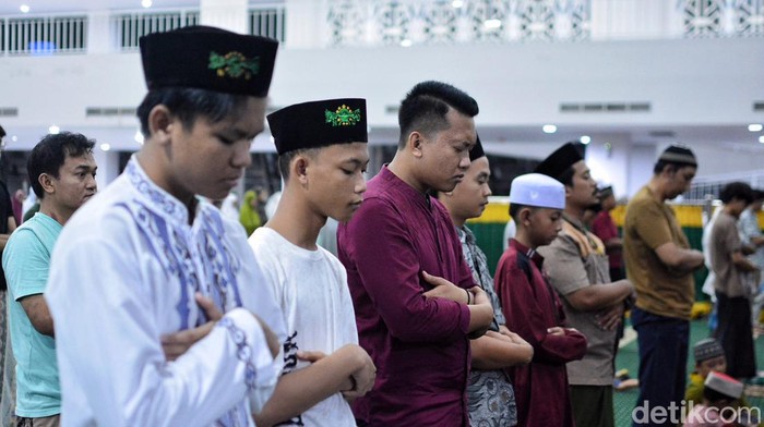 Salat Tarawih pertama untuk Ramadan 2024 digelar malam ini, Senin (11/3/2024). Di Masjid Islamic Center Surabaya, berikut ini sederet potretnya.