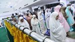 Sederet Foto Salat Tarawih Pertama di Masjid Islamic Center Surabaya