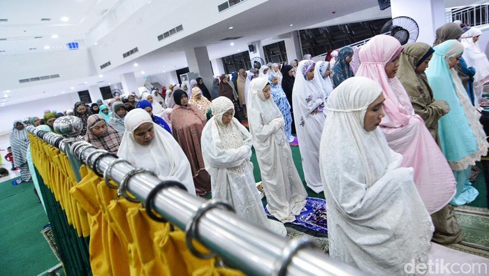 Salat Tarawih pertama untuk Ramadan 2024 digelar malam ini, Senin (11/3/2024). Di Masjid Islamic Center Surabaya, berikut ini sederet potretnya.