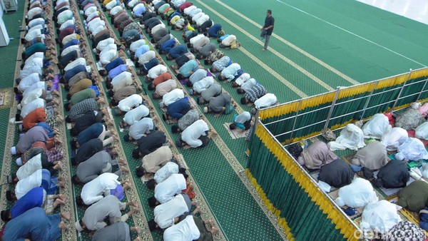 Sederet Foto Salat Tarawih Pertama di Masjid Islamic Center Surabaya