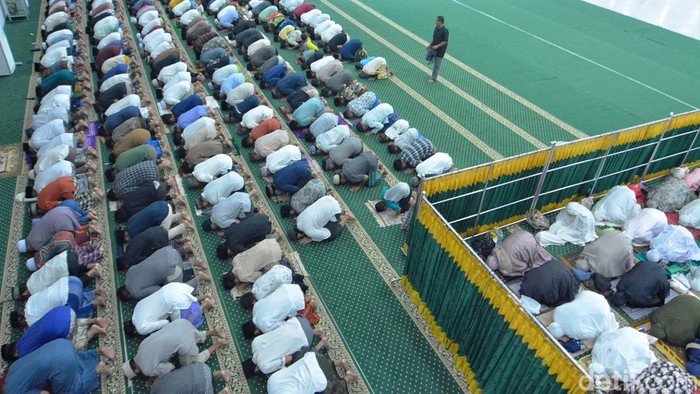 Salat Tarawih pertama untuk Ramadan 2024 digelar malam ini, Senin (11/3/2024). Di Masjid Islamic Center Surabaya, berikut ini sederet potretnya.