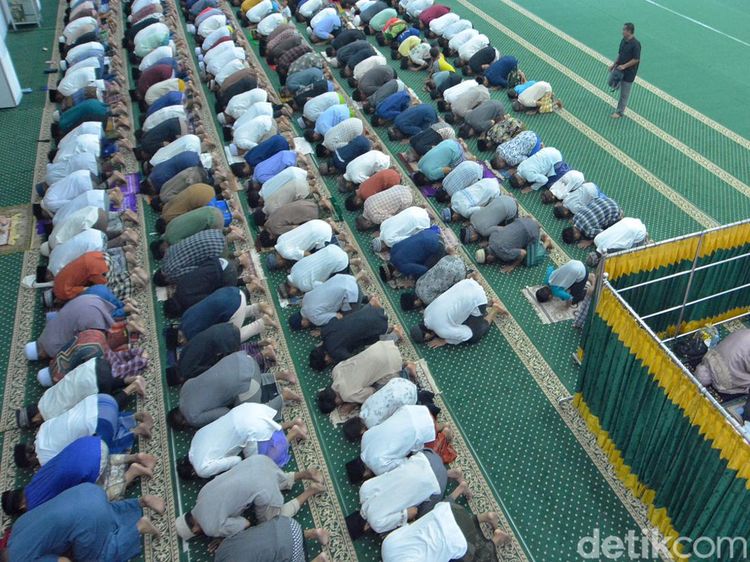 Sederet Foto Salat Tarawih Pertama di Masjid Islamic Center Surabaya