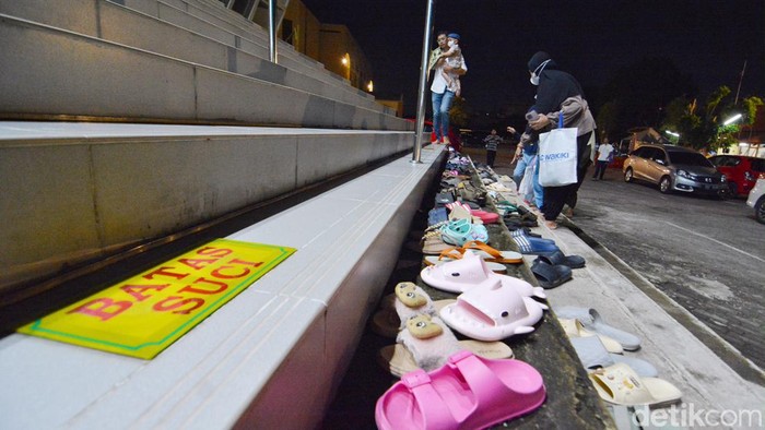 Salat Tarawih pertama untuk Ramadan 2024 digelar malam ini, Senin (11/3/2024). Di Masjid Islamic Center Surabaya, berikut ini sederet potretnya.