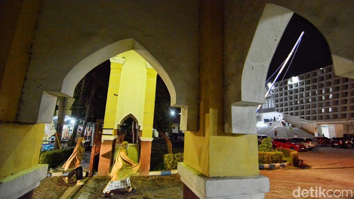 Salat Tarawih Pertama di Masjid Islamic Center Surabaya Salat Tarawih pertama untuk Ramadan 2024 digelar malam ini, Senin (11/3/2024). Di Masjid Islamic Center Surabaya, berikut ini sederet potretnya.
