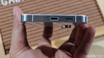 Frame Galaxy A55 pakai material metal. Foto: Adi Fida Rahman/detikINET