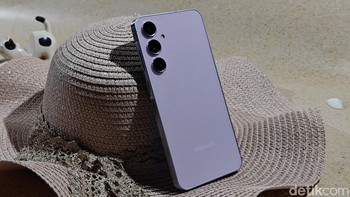Ini Galaxy A55 varian Lilac. Foto: Adi Fida Rahman/detikINET