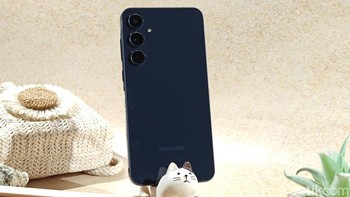 Sementara ini adalah Galaxy A55 versi Navy. Foto: Adi Fida Rahman/detikINET