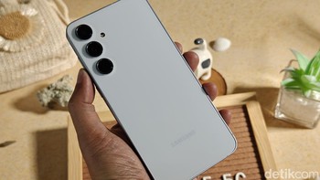 Sementara bagian depan dan belakang dilindungi kaca Gorilla Glass Victus Plus. Foto: Adi Fida Rahman/detikINET