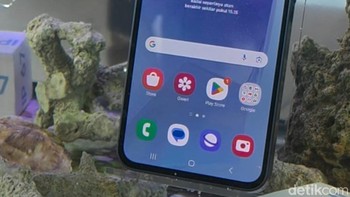 HP ini mengantongi sertifikat IP67 yang artinya tahan debu dan air. Foto: Adi Fida Rahman/detikINET