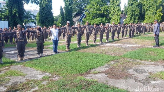 Satpol PP Bone saat melakukan apel di Halaman Kantor Bupati Bone.