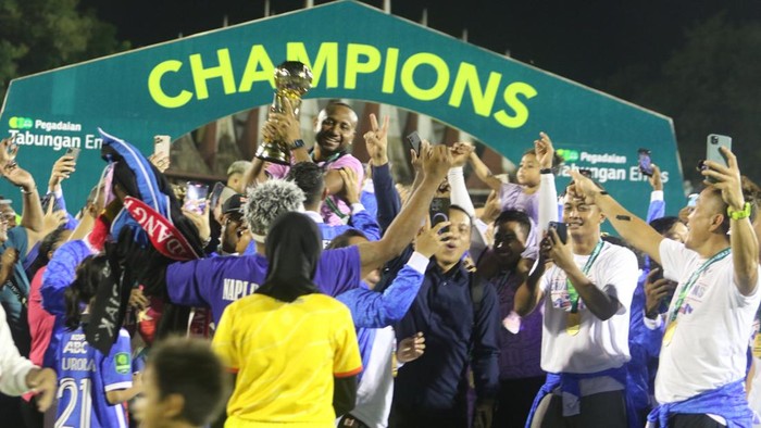 Selebrasi PSBS Biak usai menjuarai Liga 2 2023/2024.
