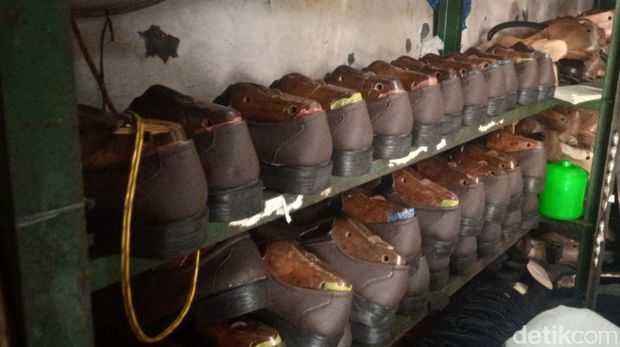Sepatu yang diproduksi di Chaniago Jaya (Andika Syahputra/detikcom)