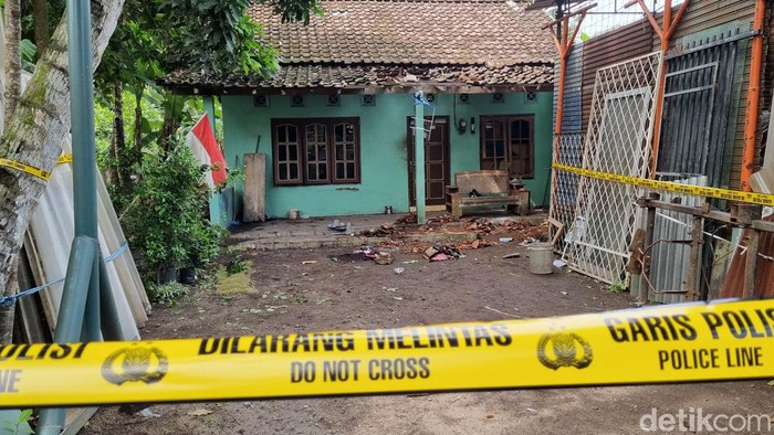 Suasana di lokasi ledakan mercon, Gedongsari, Wijirejo, Pandak, Bantul, Senin (11/4/2024).