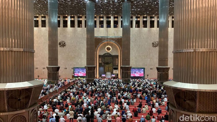 Suasana Masjid Istiqlal jelang salat tarawih pertama di bulan Ramadan 1444 h (Taufiq S/detkcom)