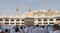 Suasana pelataran Kabah selepas Ashar. Banyak jemaah di pelataran Kabah menunggu hingga waktu Magrib untuk berbuka puasa. (Foto: Erwin Dariyanto/detikcom)