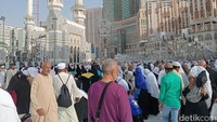 Pantauan detikHikmah, Senin (11/3/2024), sejak menjelang Zuhur, tampak jemaah berbondong-bondong menuju Masjidil Haram. (Foto: Erwin Dariyanto/detikcom)