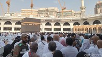 Hari ini adalah hari pertama puasa di Arab Saudi. Meski suhu udara berada antara 29 sampai 32 derajat Celcius, jemaah umrah tampak memadati Masjidil Haram. (Foto: Erwin Dariyanto/detikcom)