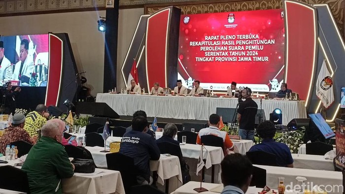 Suasana rapat pleno terbuka rekapitulasi hasil perhitungan tingkat provinsi di Hotel Shangri-La Surabaya, Senin (11/3/2024).